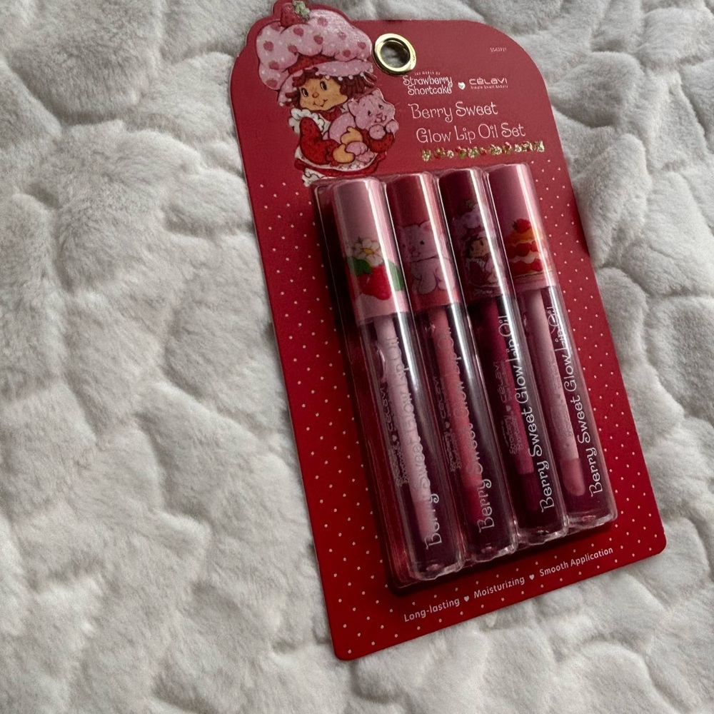 Célavi Strawberry Shortcake Berry Sweet Glow Lip Oil Set - Picture 6 of 7